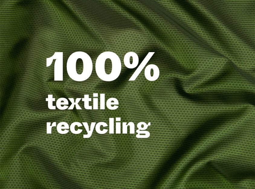 Immagine di un tessuto verde con sopra la scritta 100% textile recycling