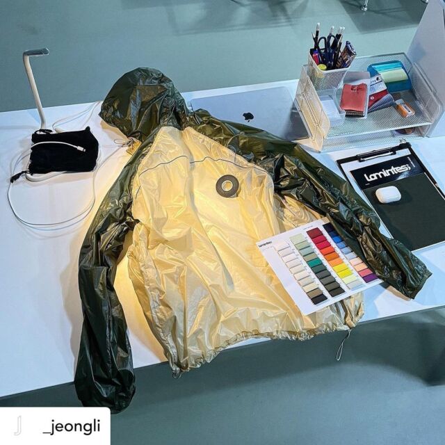 New fabrics and textures for our collection. This outerwear fabrics realised in collaboration with @_jeongli, represents the perfect material for sportswear. Breathable, light and able to facilitate movement, not just a fabric, a way of being. 

Discover the entire collection on lamintess.it

#lamintess #performingtechnicalfabrics #sustainability #fabrics #textilefabrics #technicalfabrics #forniturefabrics #madeinitaly